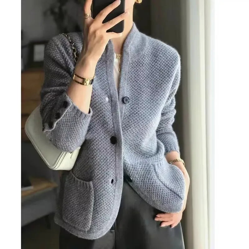 Halvhalset cardigan til kvinder, let strikket cardigan i hvid, flatterende pasform til både afslappet og formelt tøj
