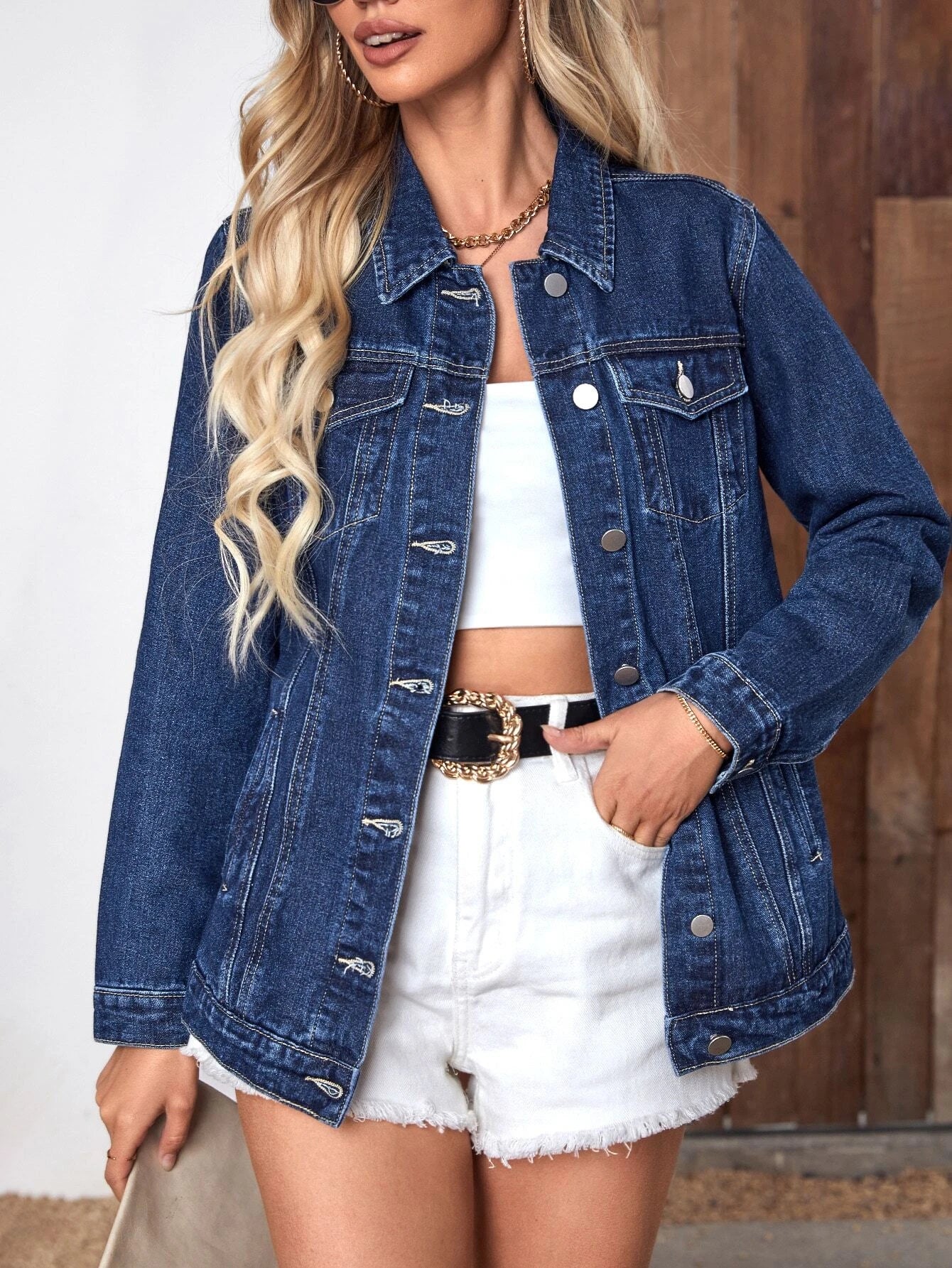 Oversized denimjakke til kvinder med klassisk krave og lommer - afslappet pasform i vasket blå denim