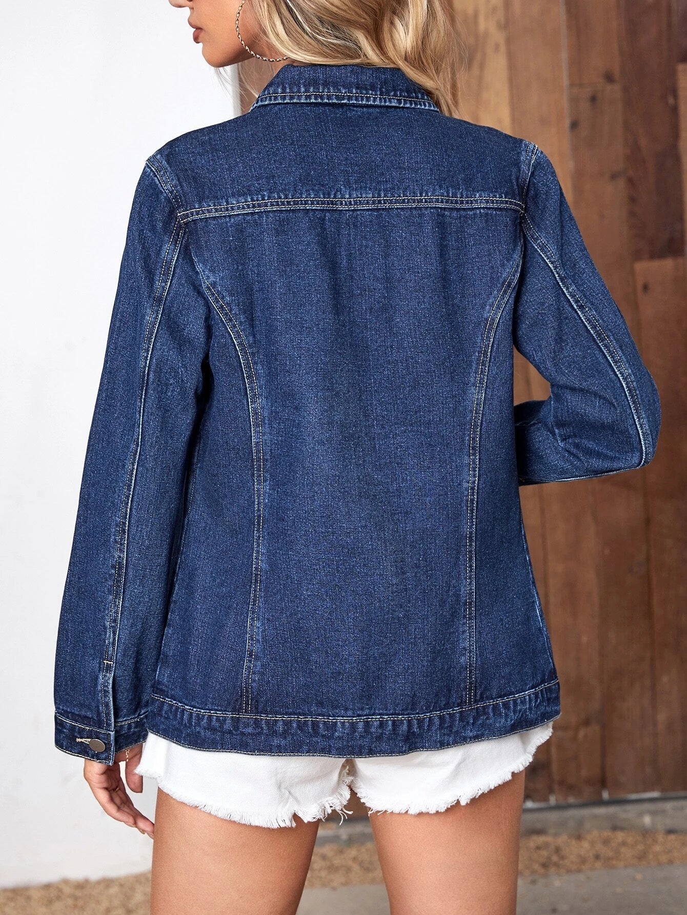 Oversized denimjakke til kvinder med klassisk krave og lommer - afslappet pasform i vasket blå denim