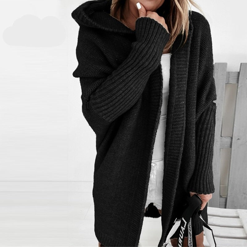 Oversized hættetrøje i strik til kvinder - Blød sort lang cardigan med ribbede manchetter og åbent design foran