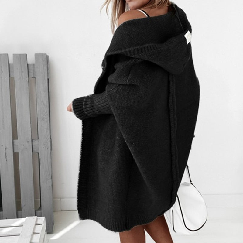 Oversized hættetrøje i strik til kvinder - Blød sort lang cardigan med ribbede manchetter og åbent design foran
