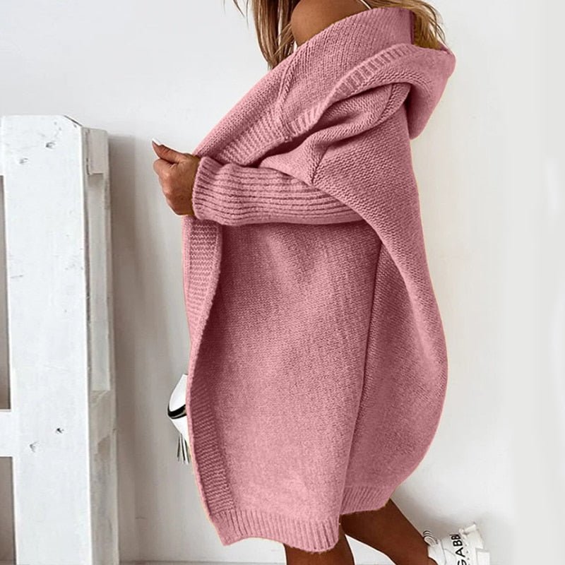 Oversized hættetrøje i strik til kvinder - Blød sort lang cardigan med ribbede manchetter og åbent design foran