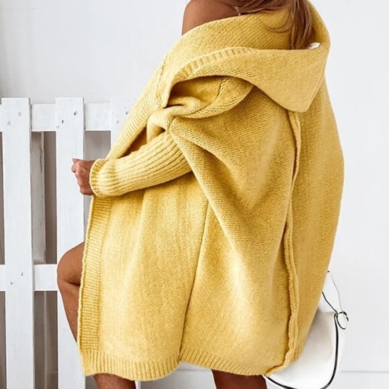 Oversized hættetrøje i strik til kvinder - Blød sort lang cardigan med ribbede manchetter og åbent design foran
