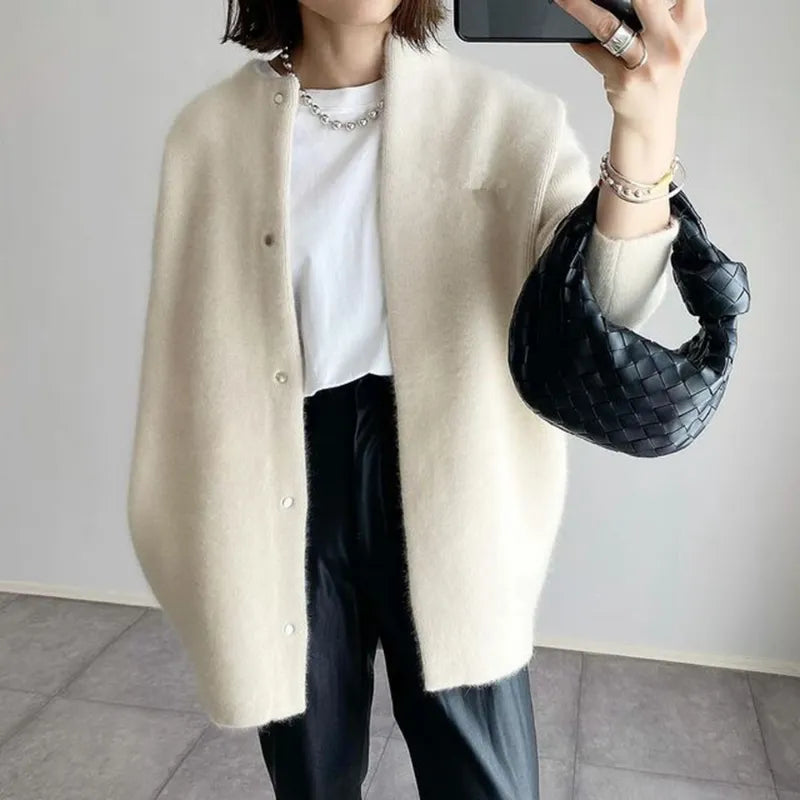 Hvid strikket cardigan med knaplukning til kvinder - Elegant, komfortabel og afslappet pasform til både hverdag og arbejde